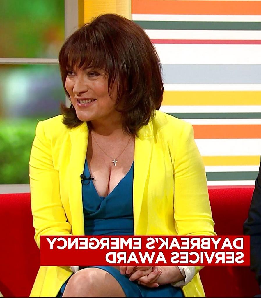 25P Lorraine Kelly's Magnificent Cleavage