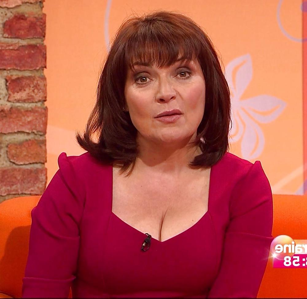 25P Lorraine Kelly's Magnificent Cleavage