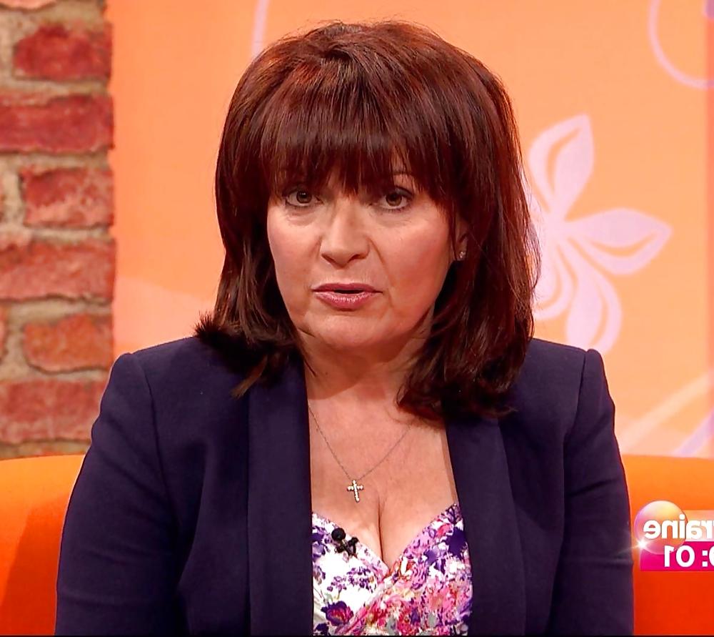 25P Lorraine Kelly's Magnificent Cleavage