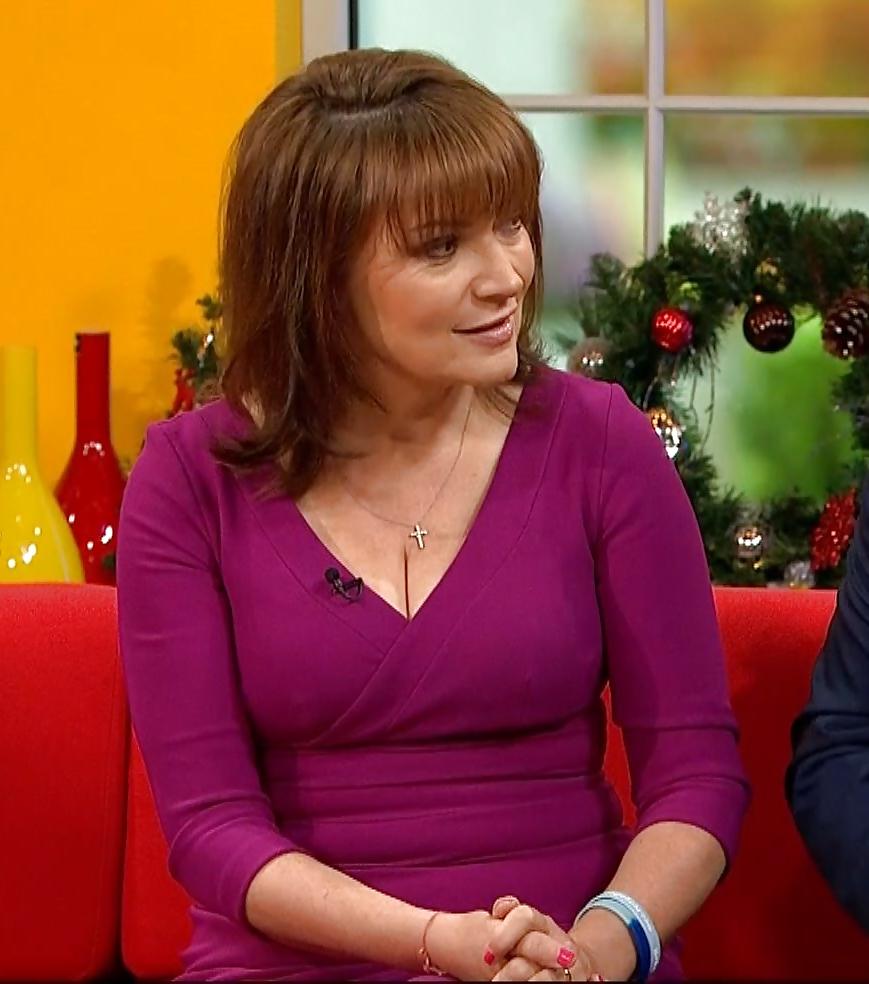 25P Lorraine Kelly's Magnificent Cleavage