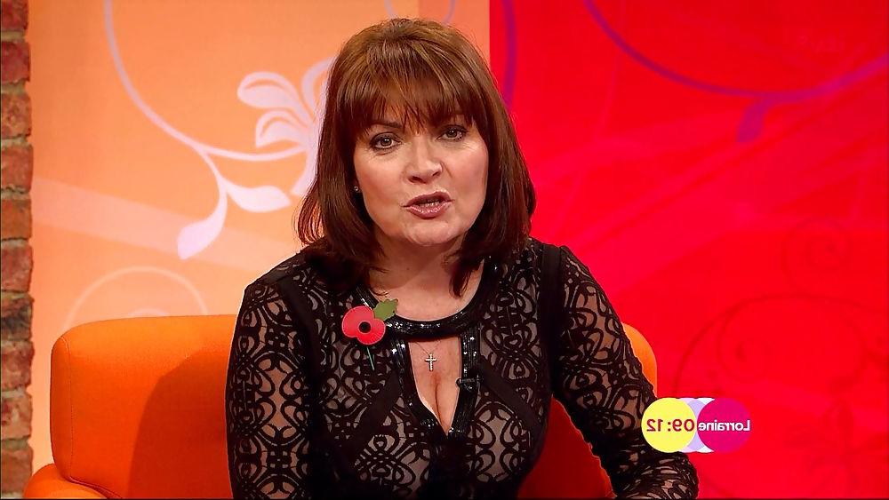 25P Lorraine Kelly's Magnificent Cleavage