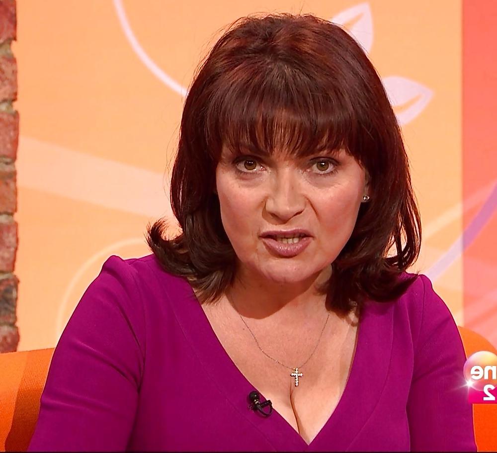 25P Lorraine Kelly's Magnificent Cleavage
