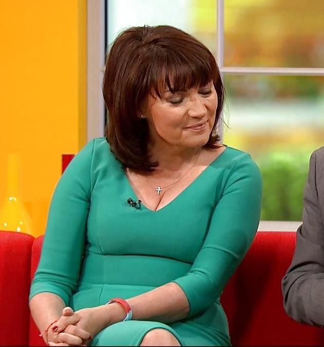 25P Lorraine Kelly's Magnificent Cleavage