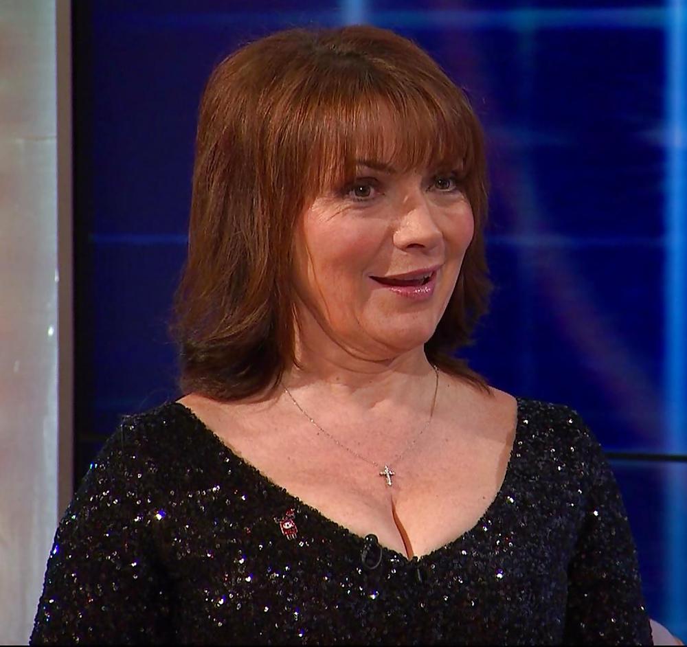 25P Lorraine Kelly's Magnificent Cleavage