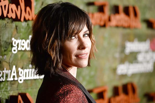25P Evangeline Lilly HOT 'n' SEXY in shiny-glitter red