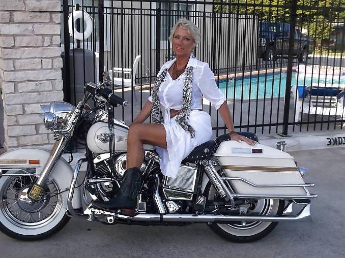 25P Gorgeous mature lady 3