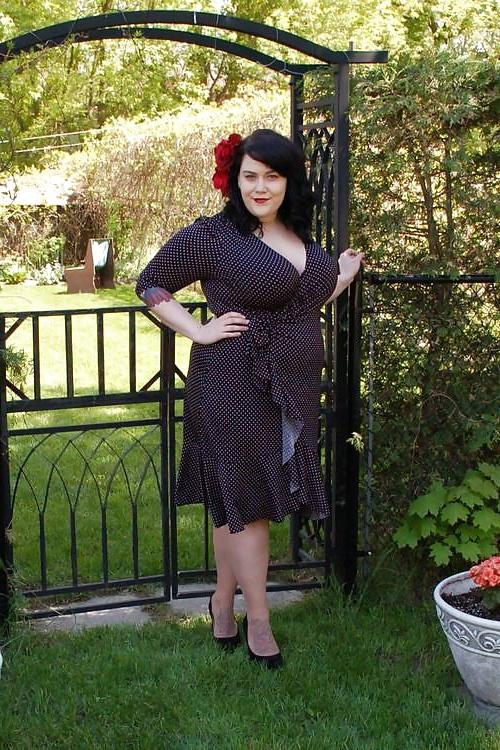 25P Voluptuous Burlesque, Pin-up and Retro Women 10