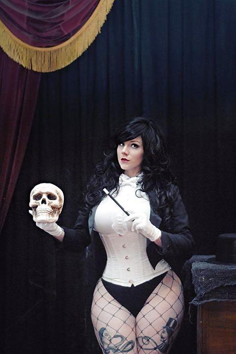 25P Voluptuous Burlesque, Pin-up and Retro Women 10