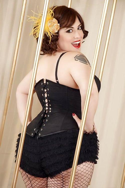 25P Voluptuous Burlesque, Pin-up and Retro Women 10