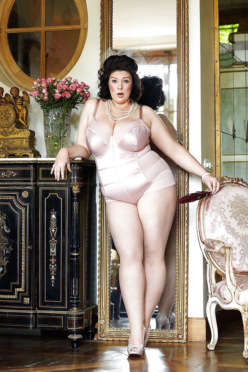25P Voluptuous Burlesque, Pin-up and Retro Women 10
