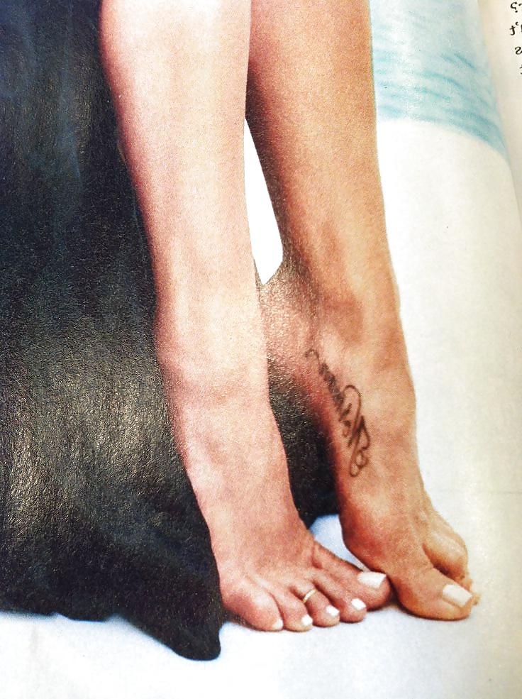 13P Jennifer Aniston legs & feet