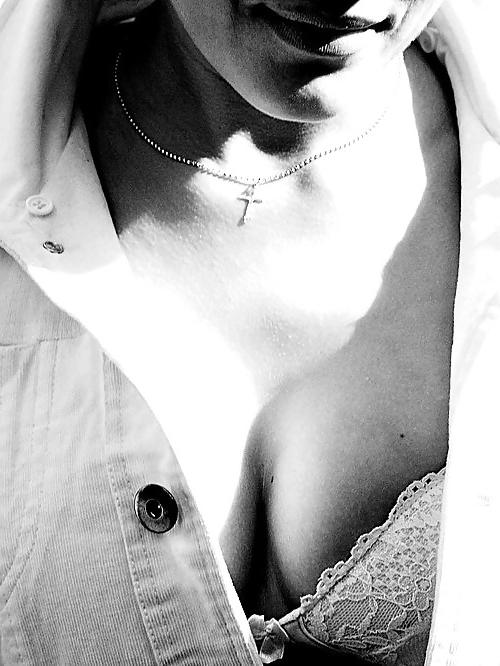 25P Black and White 939! (Cleavage 2 )