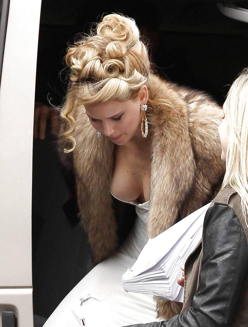 25P Downblouse Nipp Slips Cleavage and Boobs