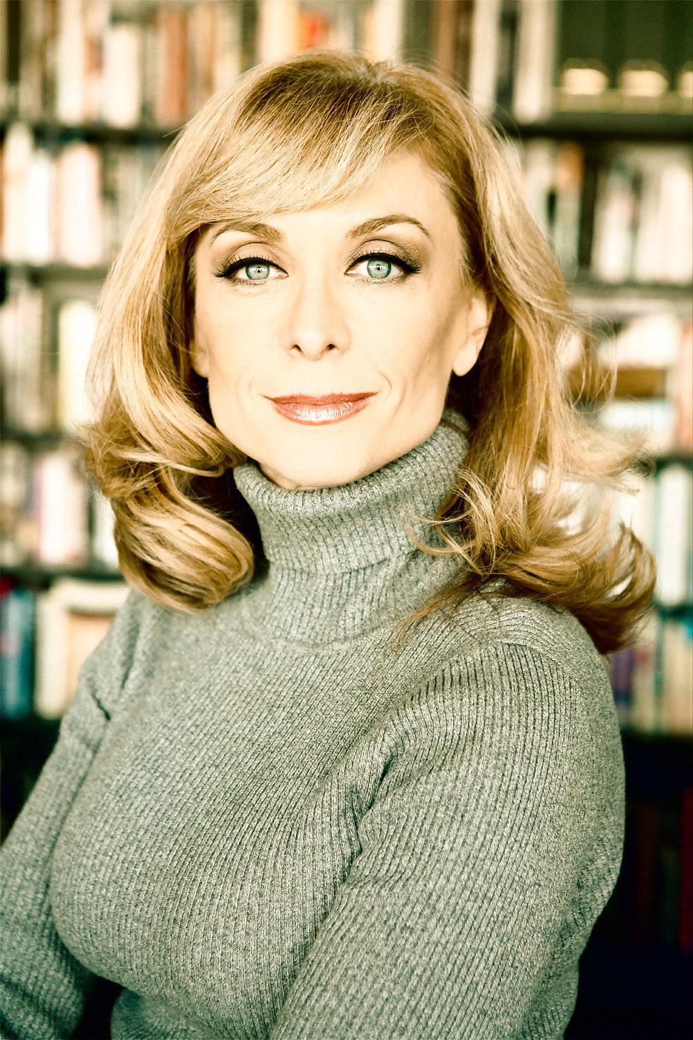 23P Retro Nina Hartley