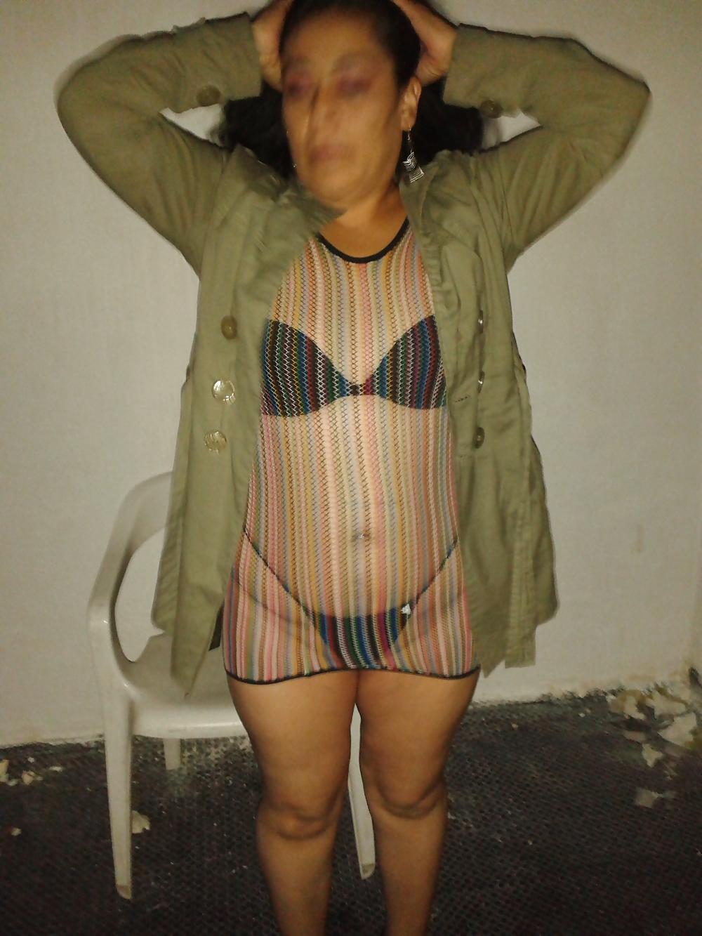 14P Mujer Swinger Cogida por varios en publico