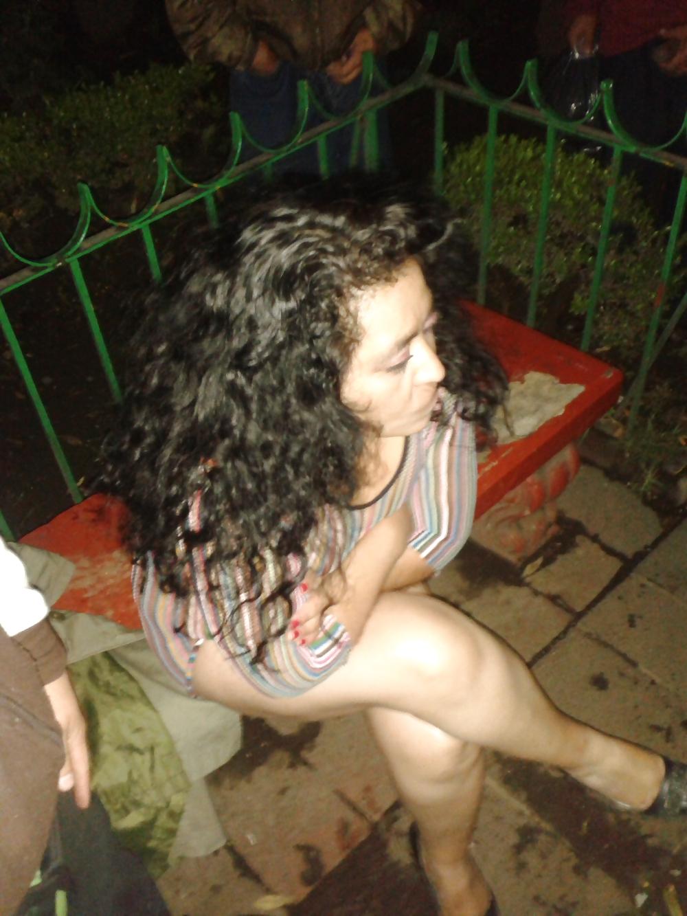 14P Mujer Swinger Cogida por varios en publico