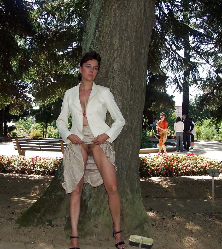25P FRENCH NADINE flashing in a public park 2005