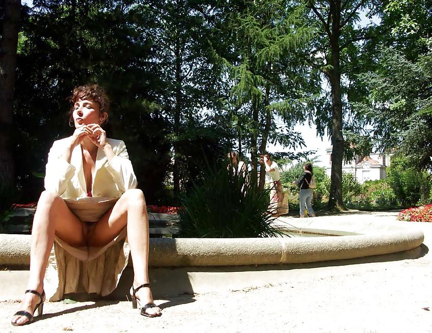 25P FRENCH NADINE flashing in a public park 2005