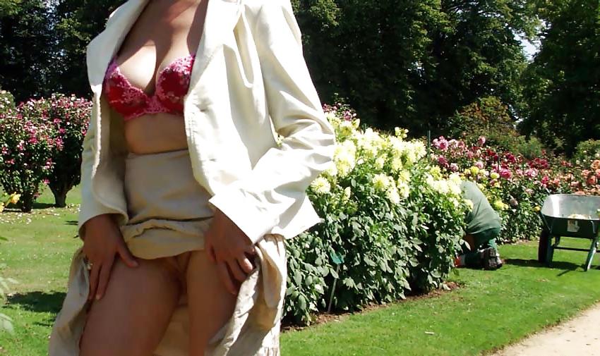 25P FRENCH NADINE flashing in a public park 2005
