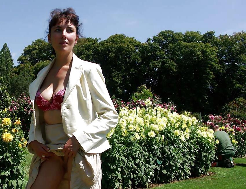25P FRENCH NADINE flashing in a public park 2005