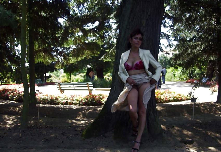 25P FRENCH NADINE flashing in a public park 2005