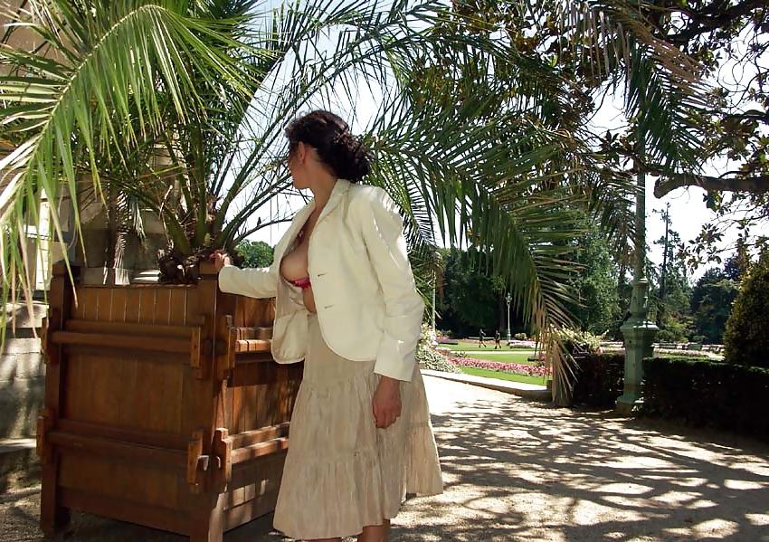 25P FRENCH NADINE flashing in a public park 2005