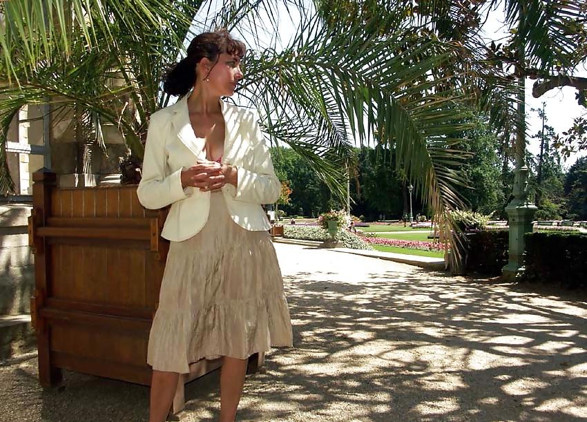 25P FRENCH NADINE flashing in a public park 2005