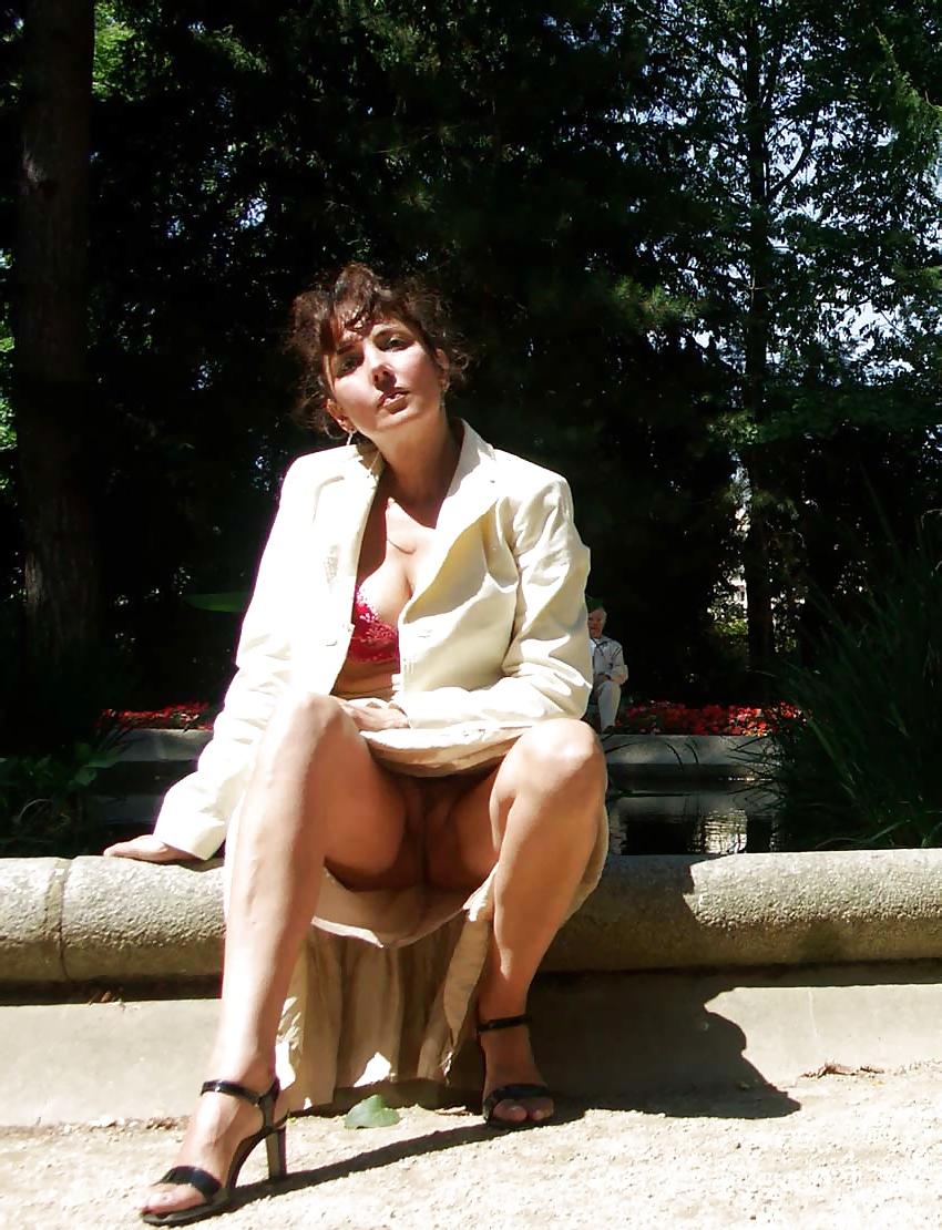 25P FRENCH NADINE flashing in a public park 2005