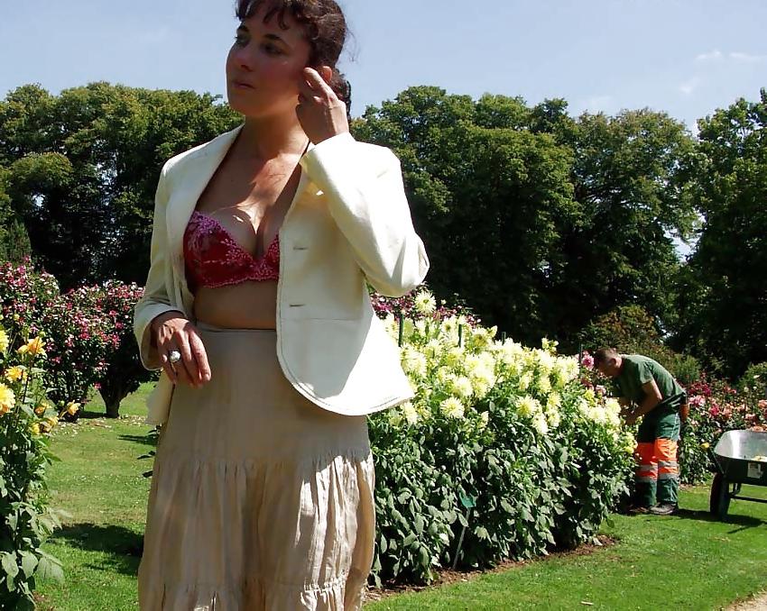 25P FRENCH NADINE flashing in a public park 2005