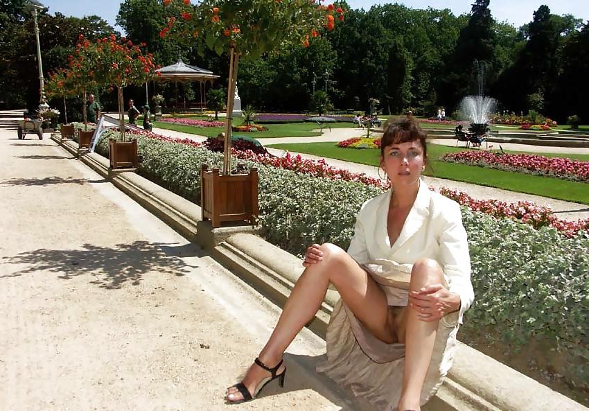 25P FRENCH NADINE flashing in a public park 2005