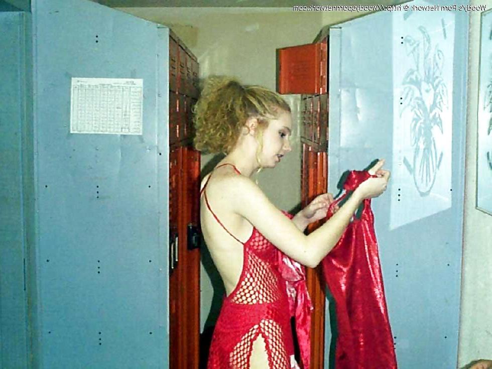 25P Dancing women