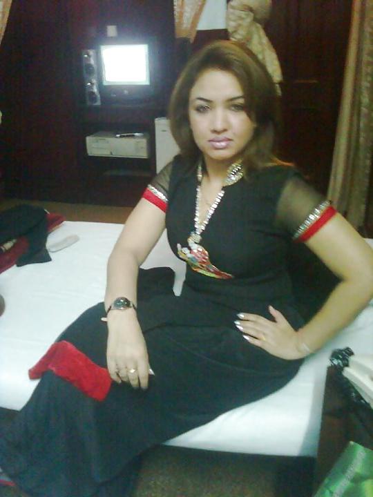 25P Paki Neha bloch Dancing girl