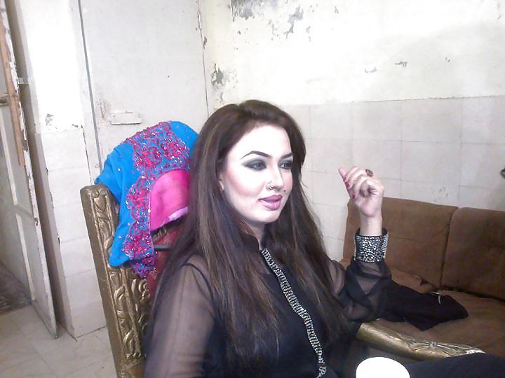 25P Paki Neha bloch Dancing girl