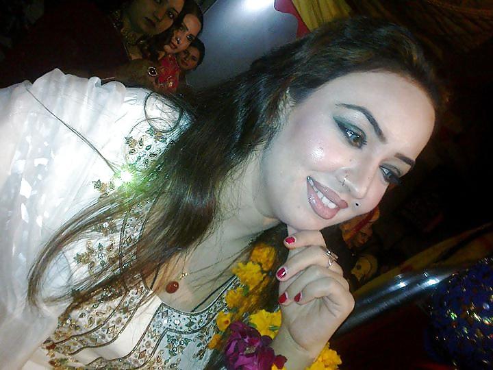 25P Paki Neha bloch Dancing girl