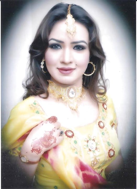 25P Paki Neha bloch Dancing girl