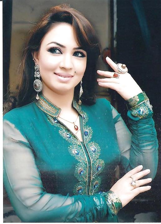 25P Paki Neha bloch Dancing girl