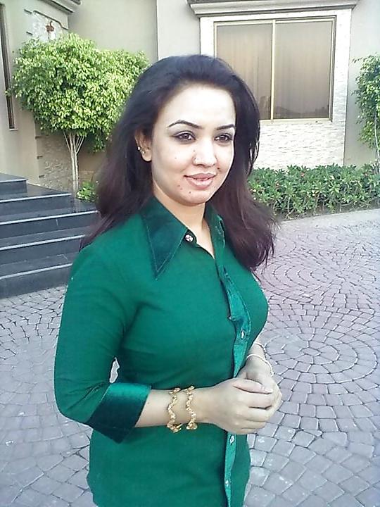 25P Paki Neha bloch Dancing girl