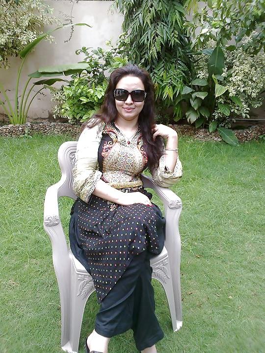 25P Paki Neha bloch Dancing girl