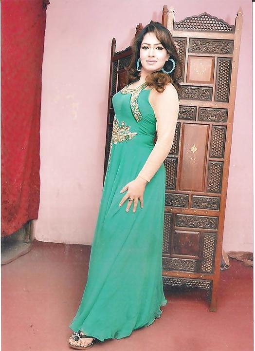 25P Paki Neha bloch Dancing girl
