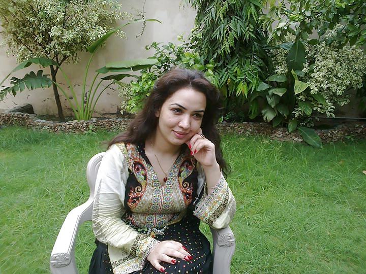 25P Paki Neha bloch Dancing girl