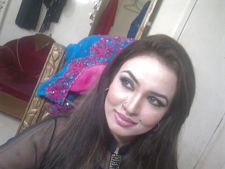 25P Paki Neha bloch Dancing girl