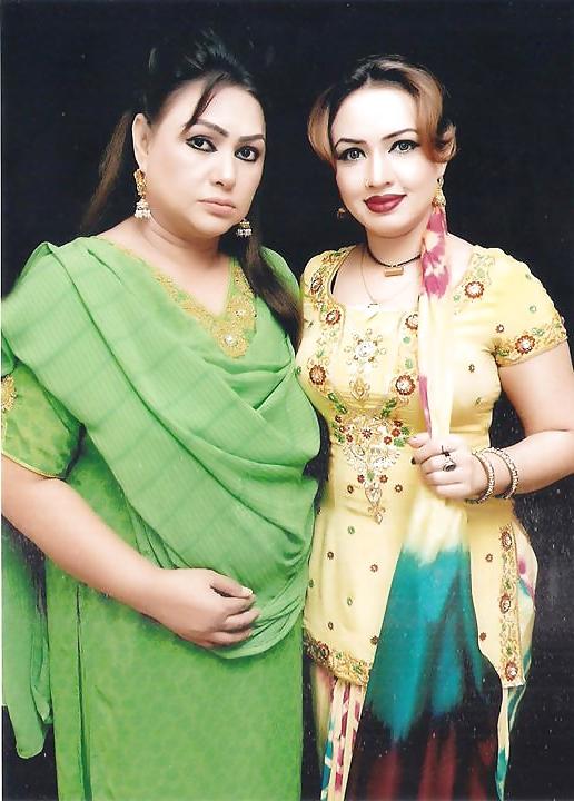 25P Paki Neha bloch Dancing girl