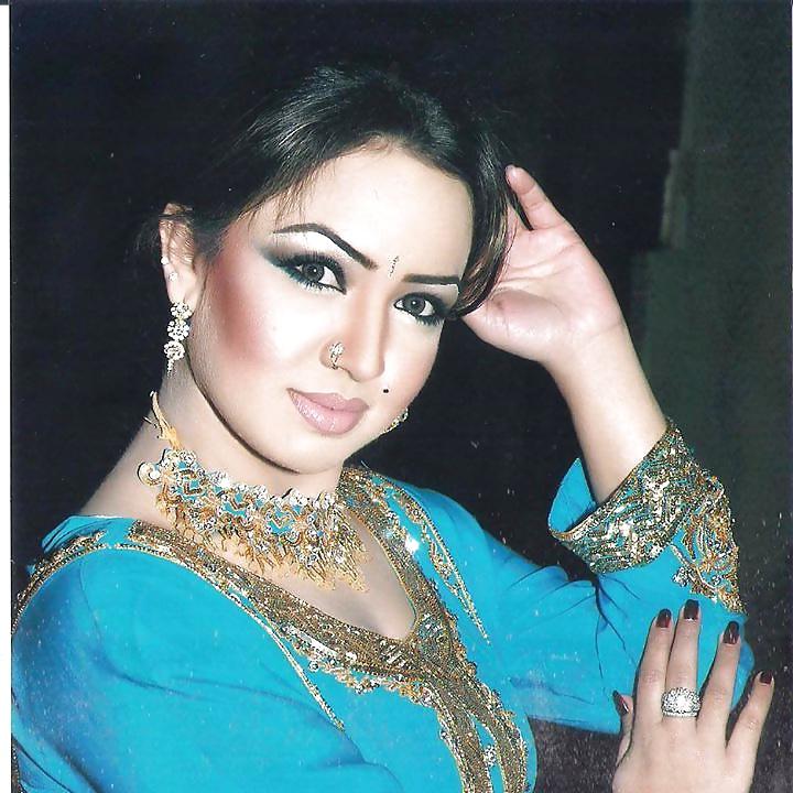 25P Paki Neha bloch Dancing girl