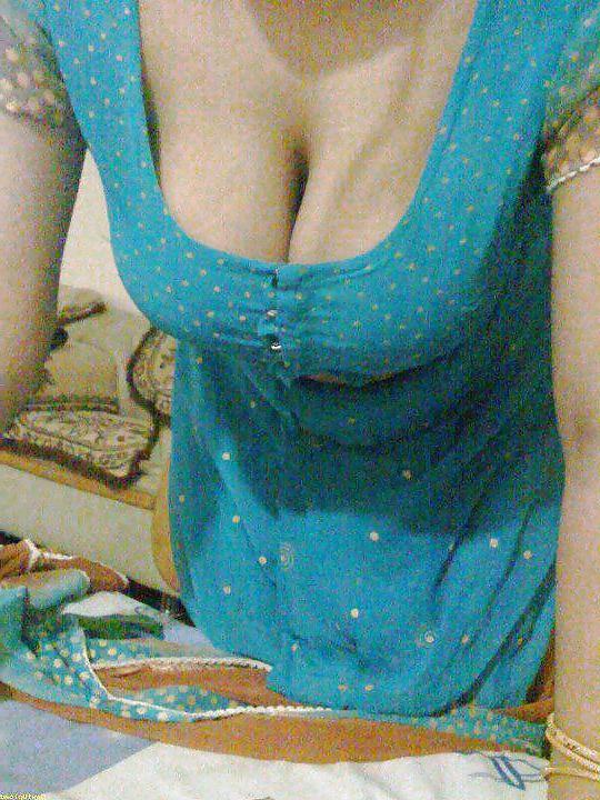 21P Desi aunty cleavage and nude