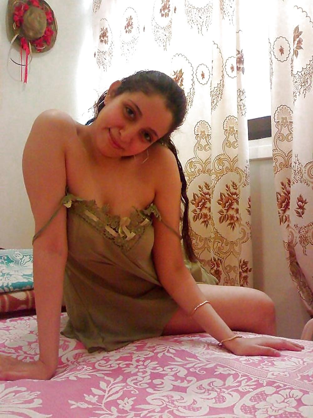 21P Desi aunty cleavage and nude