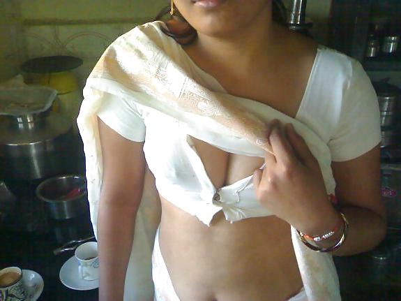 21P Desi aunty cleavage and nude