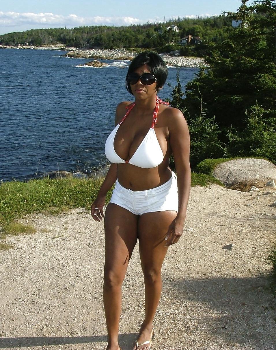 25P Hot Black Chicks 001