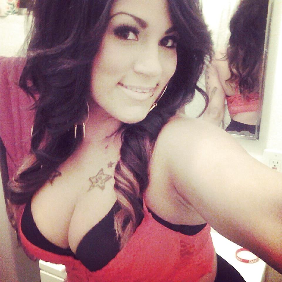 25P Thick latina milf cleavage