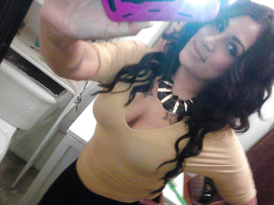 25P Thick latina milf cleavage