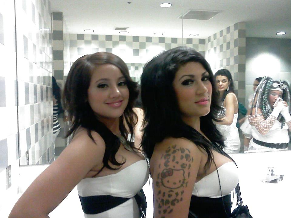 25P Thick latina milf cleavage